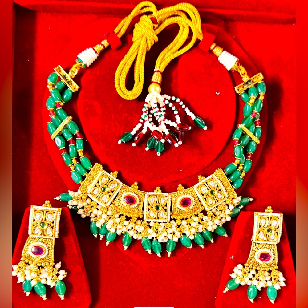 Exquisite Gold and Green Necklace Set